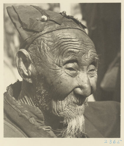【jpg清晰版】戴帽子的白云观道士.jpg