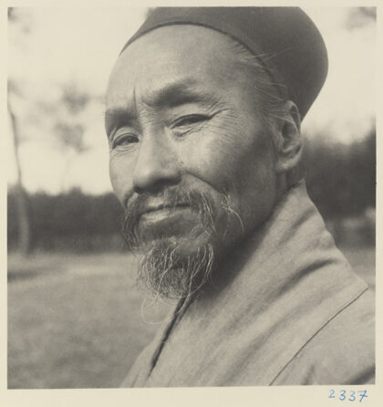 【jpg清晰版】戴帽子的白云观道士.jpg