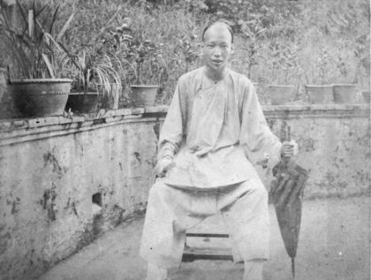 【jpg清晰版】打伞持扇的中国男子.jpg