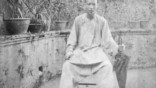 【jpg清晰版】打伞持扇的中国男子.jpg