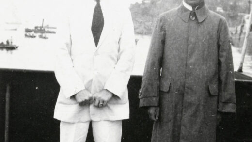 【jpg清晰版】托马斯·约翰斯和另一名男子在港口的一艘船上.jpg