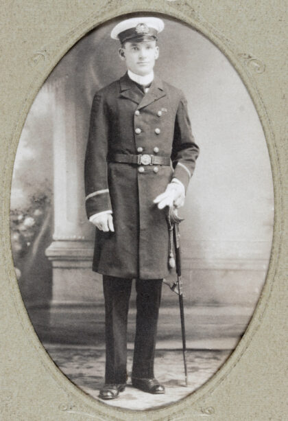 【jpg清晰版】托马斯·约翰斯穿着cmcs制服.jpg