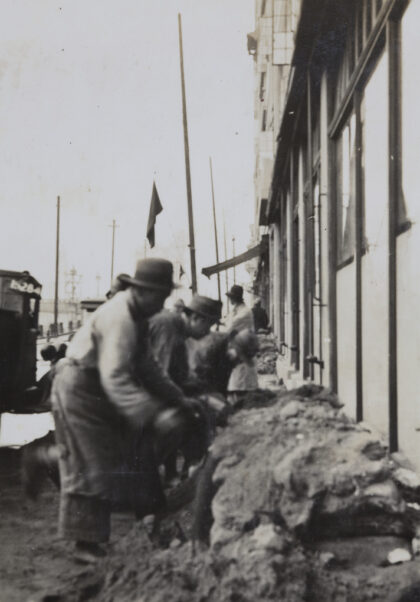 【jpg清晰版】拆除沙袋路障上海1937年.jpg
