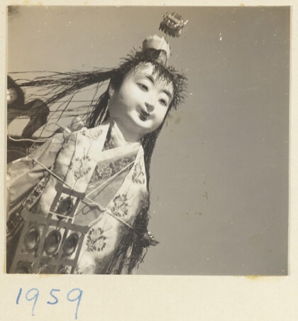 【jpg清晰版】持云锣的纸扎女性人偶.jpg