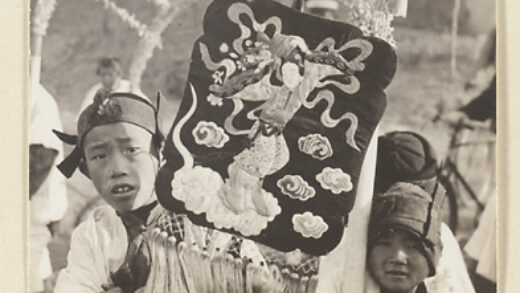 【jpg清晰版】持贴绣幡的男孩出殡队伍.jpg