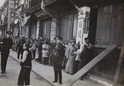 【jpg清晰版】排队等候领米的人们上海1937年.jpg