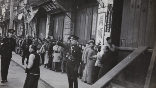 【jpg清晰版】排队等候领米的人们上海1937年.jpg