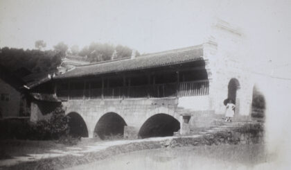【jpg清晰版】斯坦菲尔德站在邵阳一座廊桥旁.jpg
