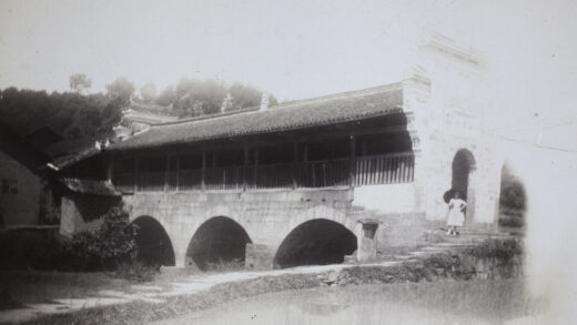 【jpg清晰版】斯坦菲尔德站在邵阳一座廊桥旁.jpg