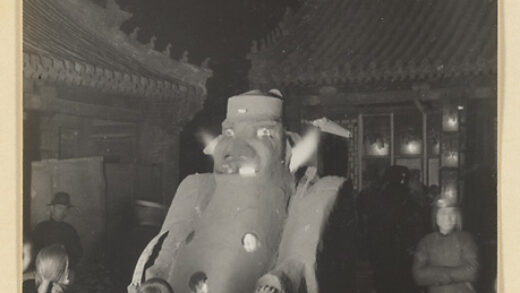 【jpg清晰版】新年时城隍庙庭院中的火神雕像内部装满燃烧的煤炭.jpg
