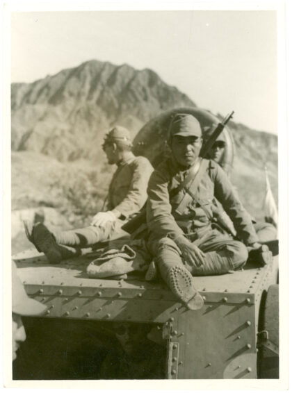 【jpg清晰版】日本士兵坐在装甲车顶上.jpg