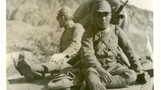 【jpg清晰版】日本士兵坐在装甲车顶上.jpg