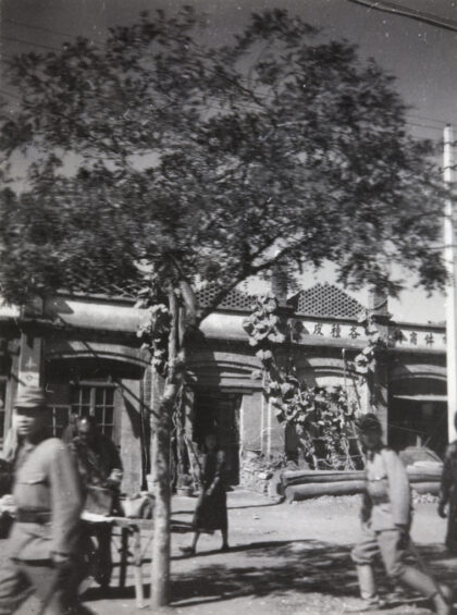 【jpg清晰版】日本士兵手持军刀.jpg