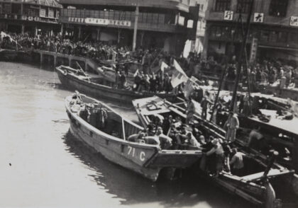 【jpg清晰版】日本海军陆战队和中国船夫苏州河上海1937年11月.jpg