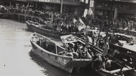 【jpg清晰版】日本海军陆战队和中国船夫苏州河上海1937年11月.jpg