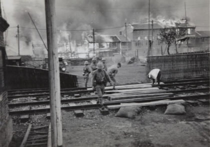 【jpg清晰版】日本海军陆战队在上海北站附近的闸北铺设道口1937年10月.jpg