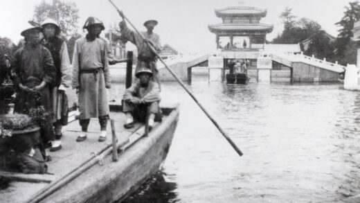 【jpg清晰版】昆明湖星桥旁的皇家驳船颐和园北京.jpg