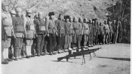 【jpg清晰版】晋察冀民兵集合地上摆着三挺zb 26轻机枪.jpg