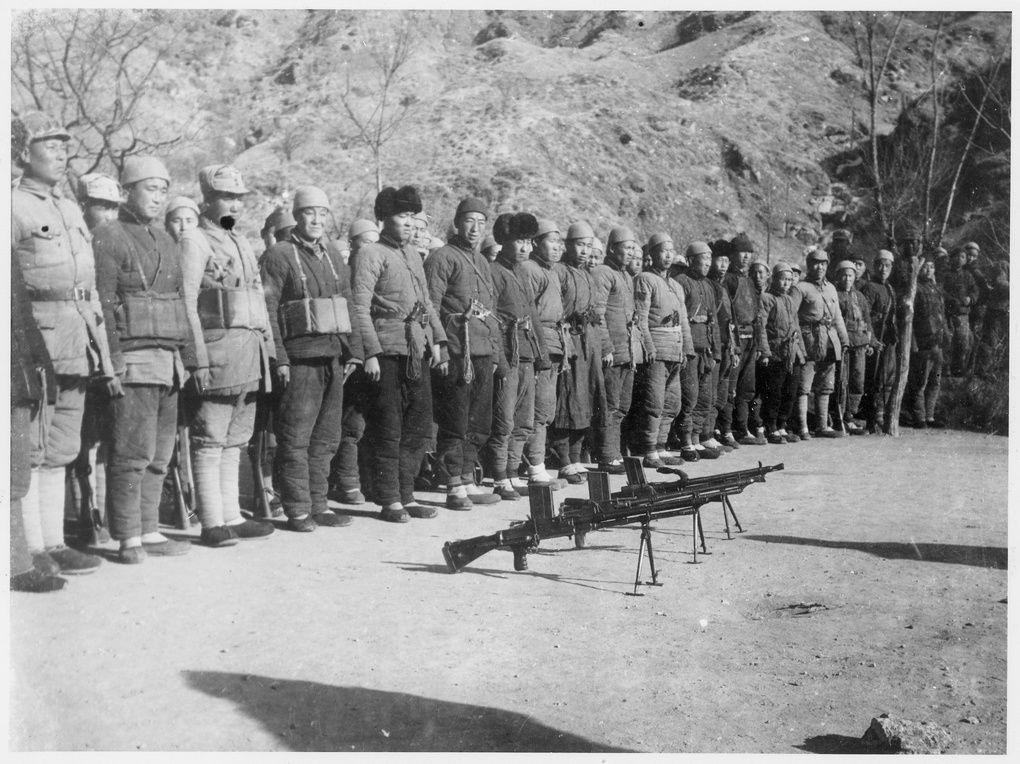 【JPG清晰版】晋察冀民兵集合地上摆着三挺ZB-轻机枪