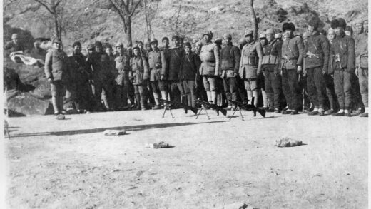 【jpg清晰版】晋察冀民兵集合面前摆着三挺zb 26轻机枪.jpg