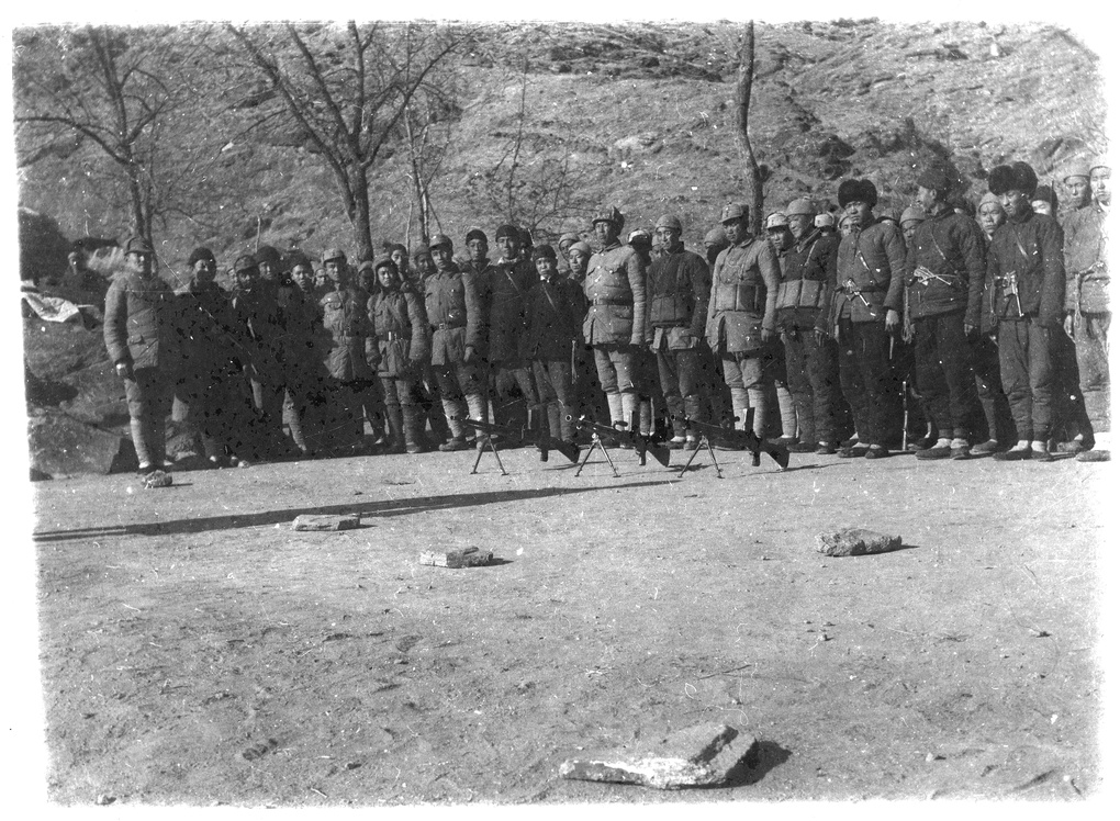 【JPG清晰版】晋察冀民兵集合面前摆着三挺ZB-轻机枪