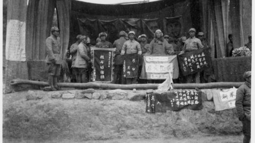 【jpg清晰版】晋察冀边区1942年颁奖典礼群众大会上的台上人们.jpg