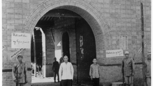 【jpg清晰版】晋察冀边区政府总部入口处的哨兵五台地区.jpg