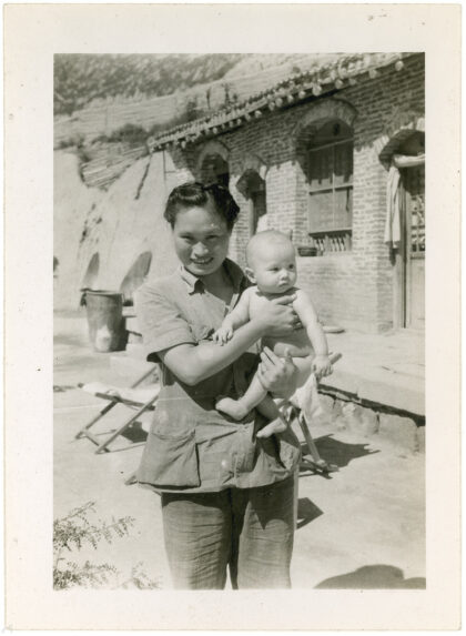 【jpg清晰版】李效黎（hsiaolilindsay）与詹姆斯·林赛（jameslindsay）延安1945年.jpg