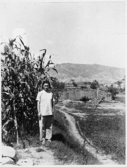【jpg清晰版】李效黎（hsiaolilindsay）站在高粱地旁1943年.jpg