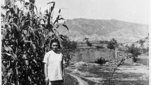 【jpg清晰版】李效黎（hsiaolilindsay）站在高粱地旁1943年.jpg