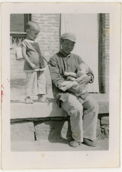 【jpg清晰版】林珑与埃丽卡、詹姆斯·林赛在延安1945年.jpg
