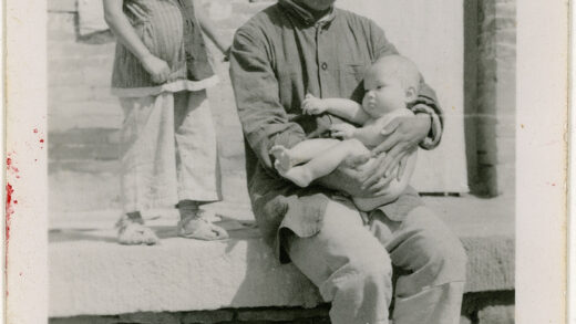【jpg清晰版】林珑与埃丽卡、詹姆斯·林赛在延安1945年.jpg