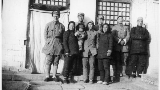 【jpg清晰版】林西一家与二分区的郭司令员、赵尔陆等人钱丹晋察冀.jpg