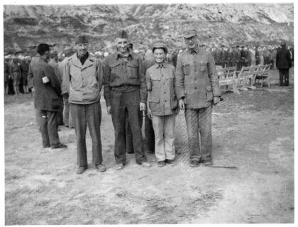 【jpg清晰版】林赛夫妇与记者布鲁克斯·阿特金森和冈瑟·斯坦延安1944年.jpg