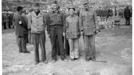 【jpg清晰版】林赛夫妇与记者布鲁克斯·阿特金森和冈瑟·斯坦延安1944年.jpg