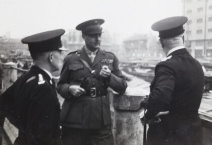 【jpg清晰版】查尔斯·f·b·普莱斯中校与警官们苏州河上海1937年10月.jpg