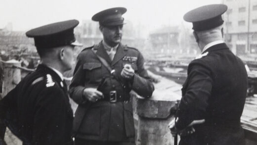 【jpg清晰版】查尔斯·f·b·普莱斯中校与警官们苏州河上海1937年10月.jpg