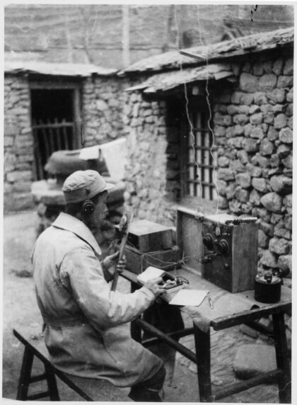 【jpg清晰版】梁骥电台台长在晋察冀测试新安装的发射机1943年.jpg