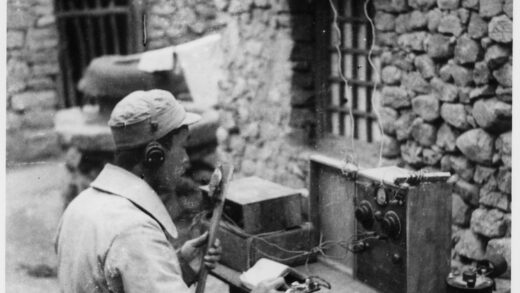 【jpg清晰版】梁骥电台台长在晋察冀测试新安装的发射机1943年.jpg