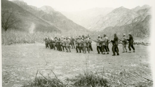 【jpg清晰版】检阅民兵持枪敬礼.jpg