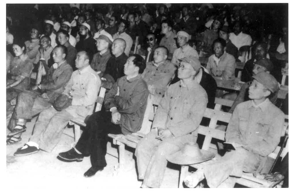 【JPG清晰版】毛泽东、朱德、聂荣臻、彭德怀、张闻天、罗瑞卿、邓小平、萧里等人在一次会议上