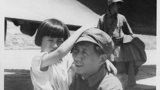 【jpg清晰版】毛泽东和女儿李敏在延安机场1945年7月.jpg