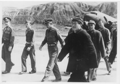 【jpg清晰版】毛泽东和朱德与美国军事人员在延安的一架道格拉斯c 47运输机（达科他）旁.jpg