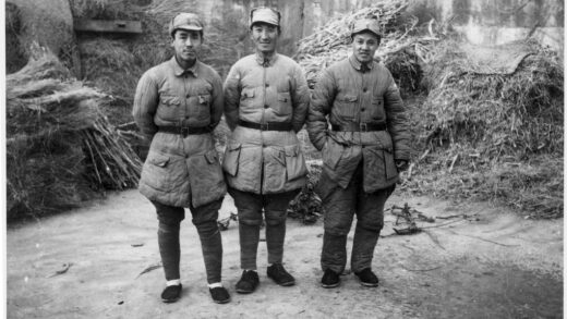 【jpg清晰版】江文（江文）、梁骥（梁骥）和另一名男子身着厚实的冬季制服晋察冀.jpg