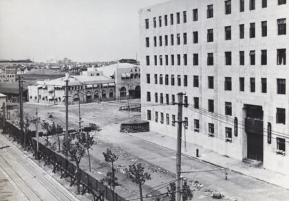 【jpg清晰版】沙袋防御工事上海北火车站管理局大楼界路1937年.jpg