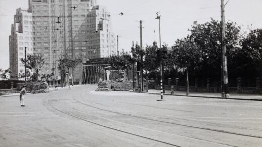 【jpg清晰版】沙袋防御的岗哨上海花园桥1937年.jpg