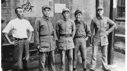 【jpg清晰版】河北省中部某街道办事处工作人员（左为小方）在贴有海报的墙前.jpg