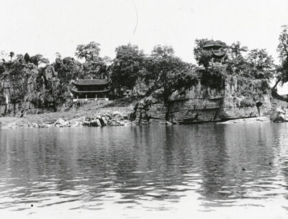 【jpg清晰版】河岸寺庙广西.jpg