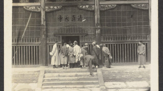 【jpg清晰版】河州最大的清真寺在八坊连院子里都是做礼拜的人八坊即河州南关是回民区1928年被毁现正重建.jpg