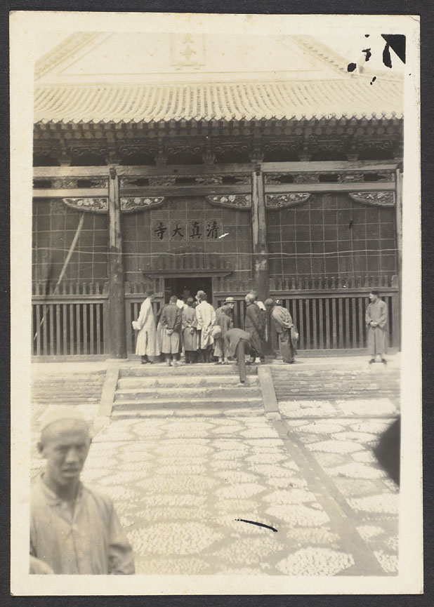 【JPG清晰版】河州最大的清真寺在“八坊”连院子里都是做礼拜的人“八坊”即河州南关是回民区年被毁现正重建